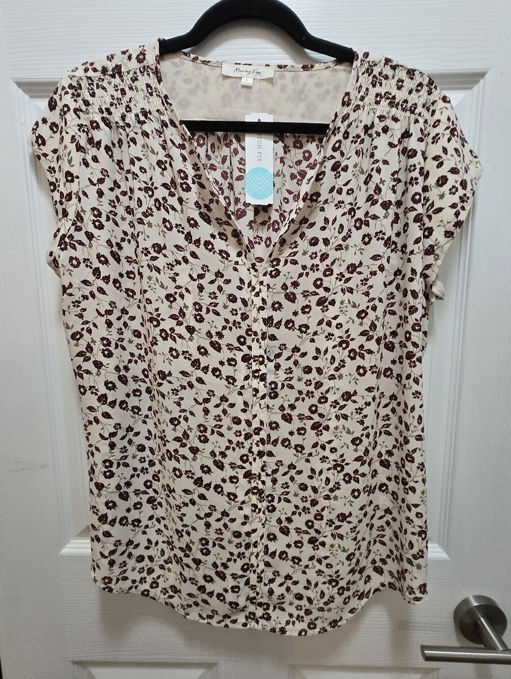 Cream w/ Rust/Brick Red Floral Print Short Sleeve V Neck Blouse NWT Large